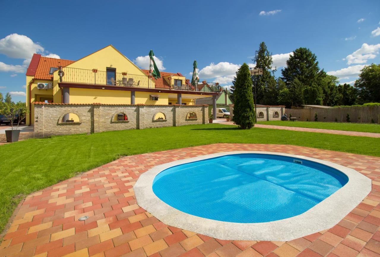 Gasthaus Ponty-Lak Panzio Dávod Exterior foto